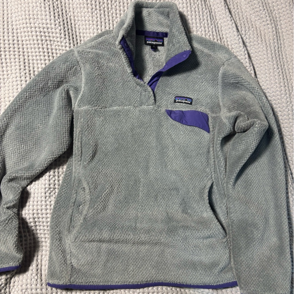 Patagonia Women’s  Gray and Purple 1/4 button pull over.